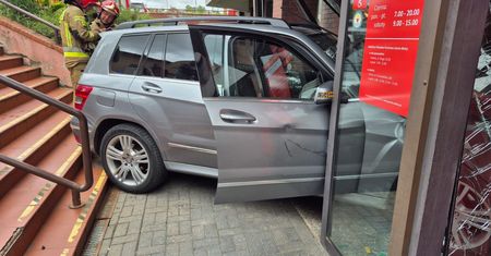72-latka pomyliła gaz z hamulcem. Zjechała po schodach i staranowała witrynę poczty