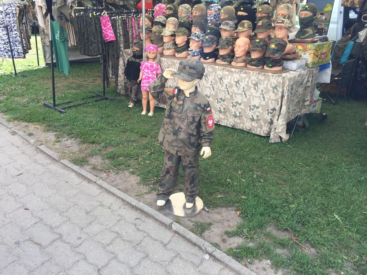 Wojskowe mundury dla dzieci podbijają rynek. Generał: skojarzenia z Koreą Płn.