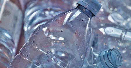 Zamień plastikowe butelki na promocyjne vouchery? Znana sieć organizuje akcje