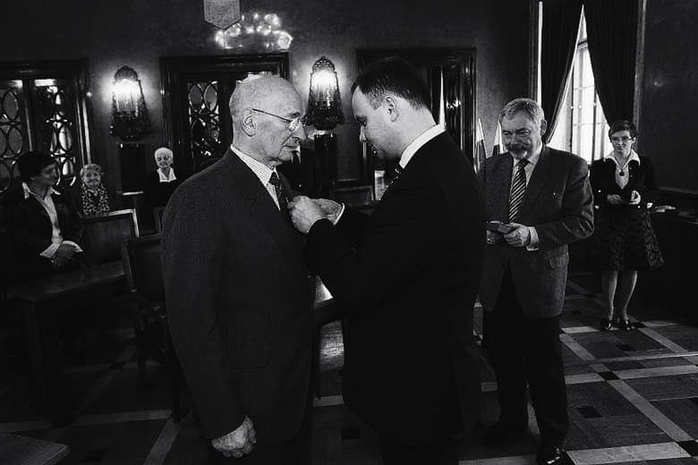 Mieczysław Pieronek w trakcie odznaczenia Krzyżem Kawalerskim Orderu Odrodzenia Polski
