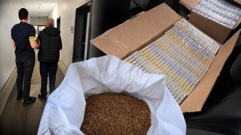 Nielegalny tytoń i papierosy warte prawie 56 tysięcy złotych. Policja zatrzymała dwóch mężczyzn