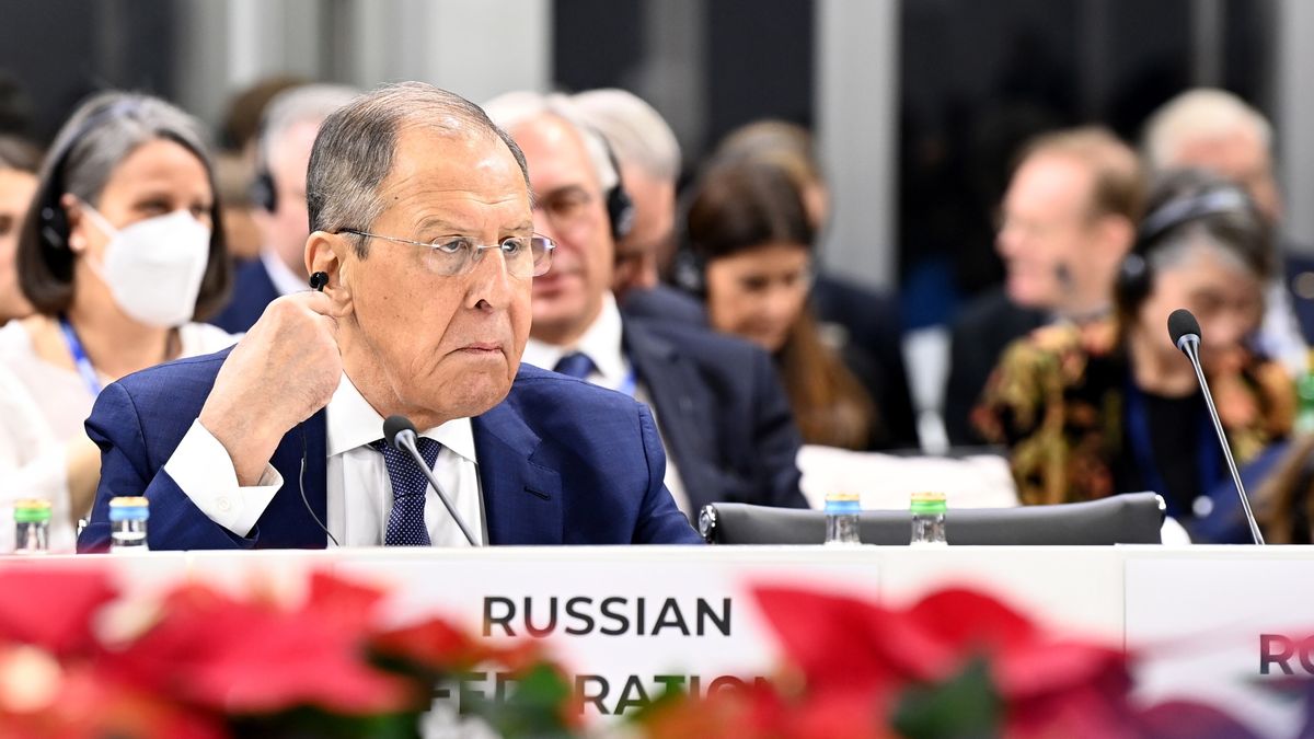 epaselect epa11003149 Russian Foreign Minister Sergei Lavrov attends the 30th OSCE Ministerial Meeting in Skopje, Republic of North Macedonia, 30 November 2023. The Ministerial Council meets once a year towards the end of every term of chairmanship to consider issues on the OSCE agenda and adopt relevant documents. The 30th OSCE Ministerial Council takes place on 30 November and 01 December 2023. EPA/GEORGI LICOVSKI Dostawca: PAP/EPA.