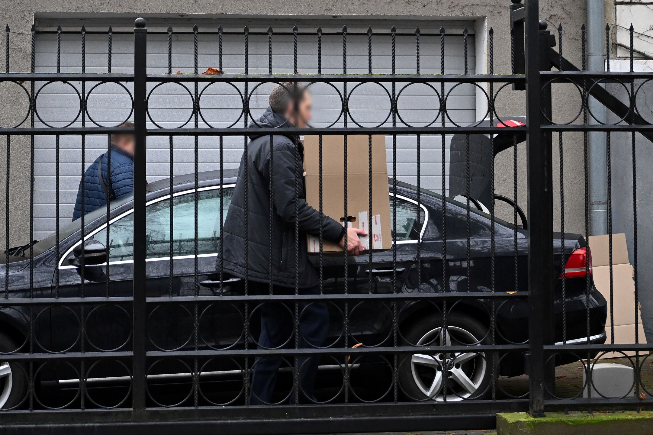 Rosyjscy urzędnicy wynoszący kartony z zamykanego konsulatu