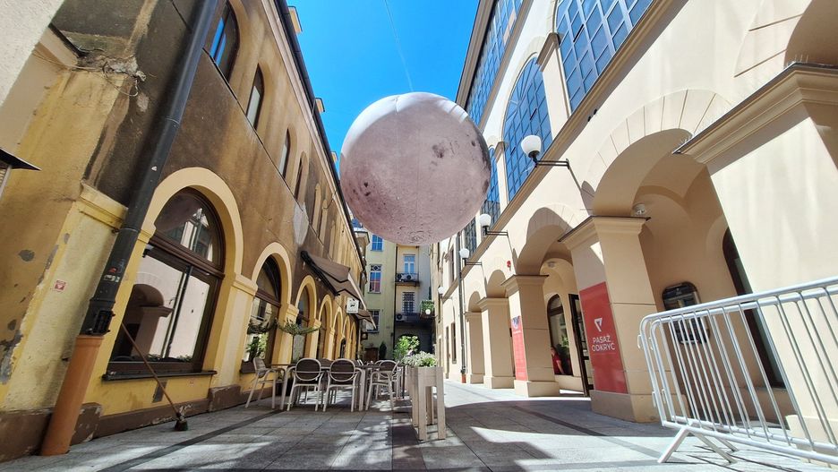 Precyzyjna makieta księżyca w pomniejszeniu zawisła nad Pasażem Tertila w Tarnowie, w sąsiedztwie Rynku i obok wejścia do Pasażu Odkryć