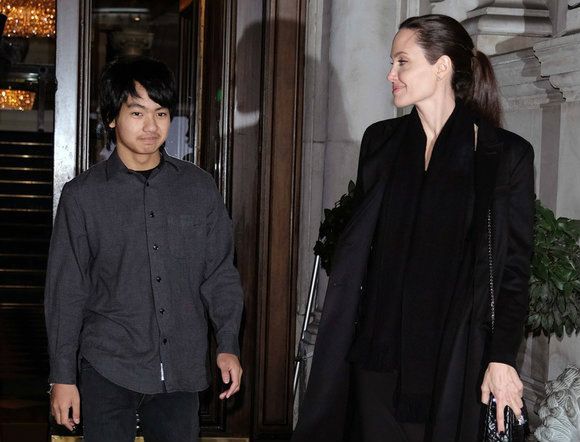 Angelina Jolie z synem Maddoxem w Pałacu Buckingham