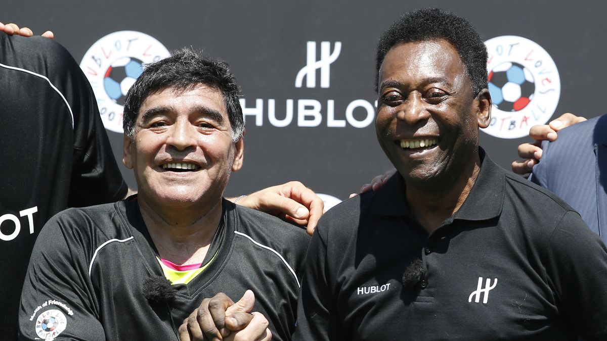 AFP / Patrick Kovarik / Na zdjęciu: Maradona i Pele (po prawej)