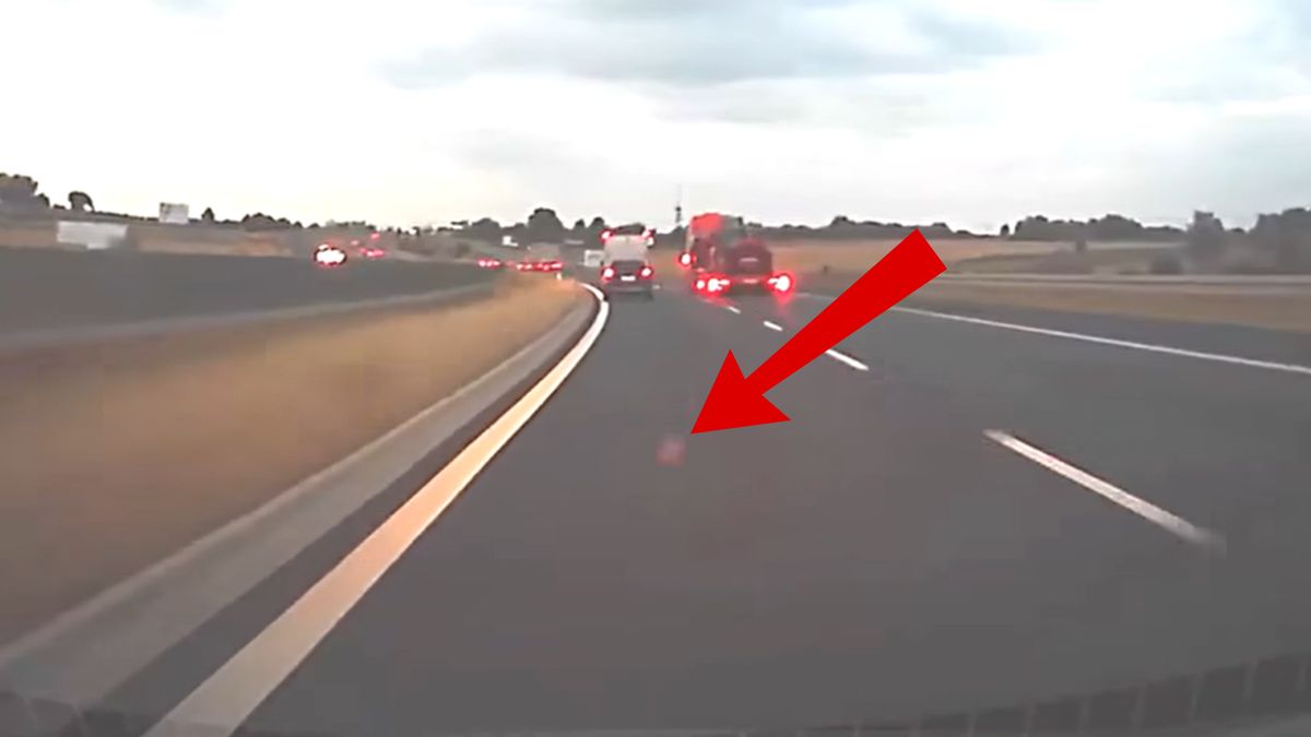 Odłamki z ciężarówki uszkodziły auto.