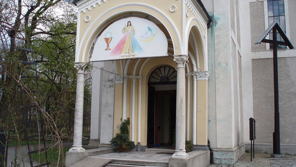 To nie jest zwykły kościół. Wejście zdobią kolumny z czasów Pompejów