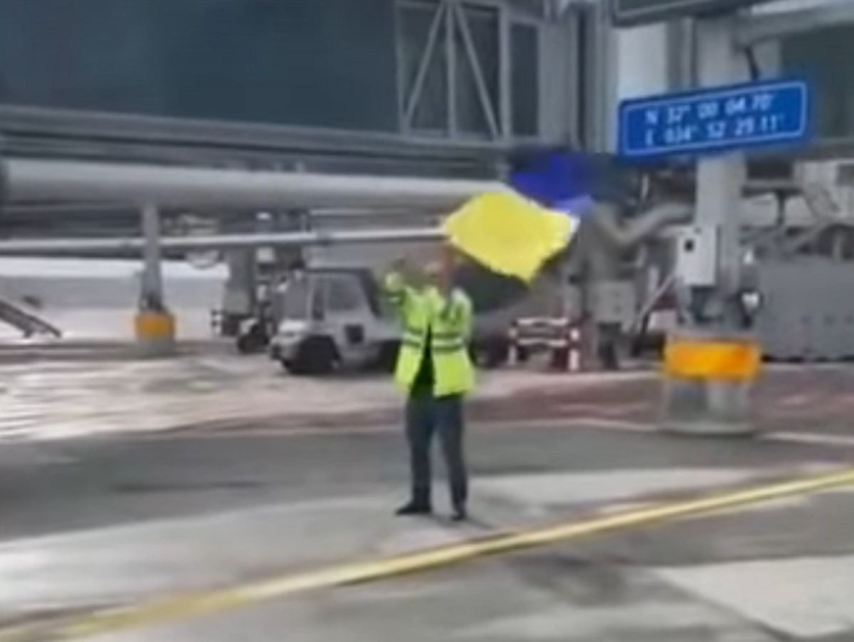 Mężczyzna powitał rosyjski samolot ukraińską flagą 