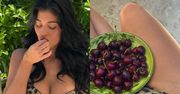Kylie Jenner zajada się czereśniami w KUSYM BIKINI