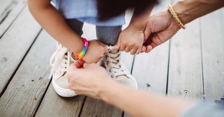 Loom bands. Bransoletki z gumek mogą być niebezpieczne. Chłopiec prawie stracił rękę (WIDEO)