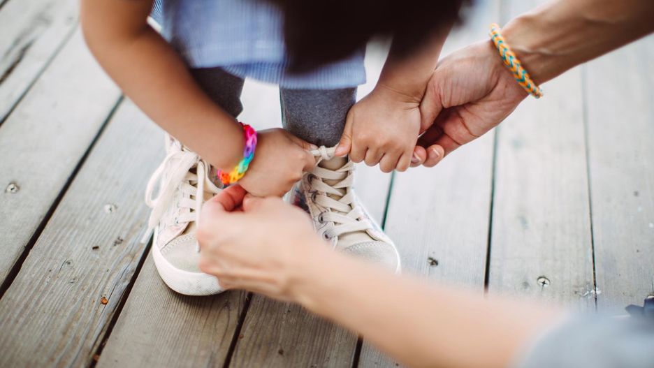 Bransoletki z gumek mogą być niebezpieczne. Chłopiec prawie stracił rękę (WIDEO)