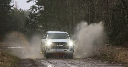 Pierwsza jazda: Toyota Hilux GR Sport na trasie rajdu Baja Poland pokazała pazur