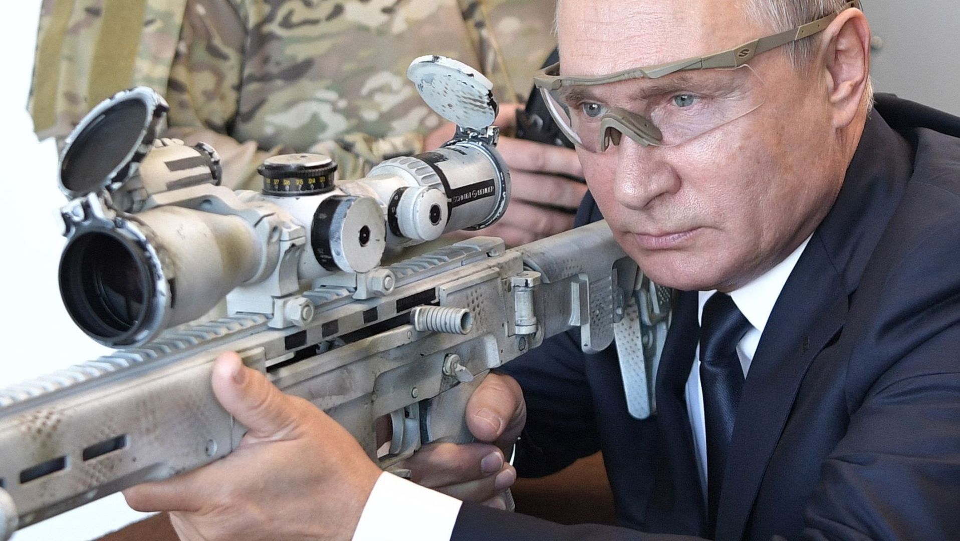 Władimir Putin testuje karabin snajperski 
