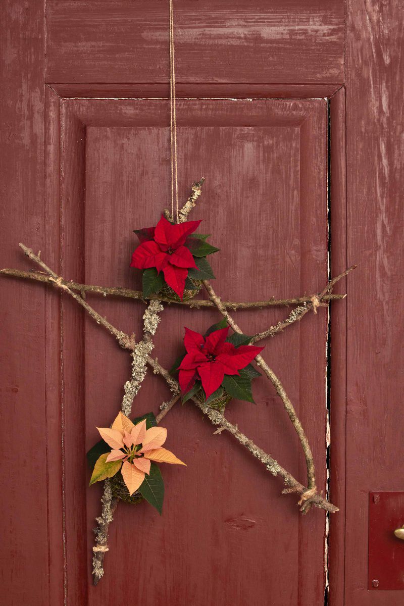 Świąteczne, zwisające dekoracje z poinsecjami