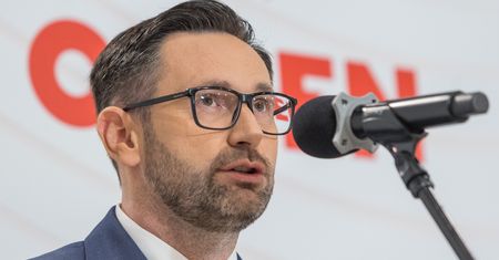 Rząd Tuska sięgnie po pieniądze spółek. Czym jest windfall tax?