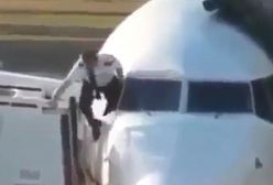 Pilot usiłował dostać się do samolotu przez okno. Film krąży w sieci