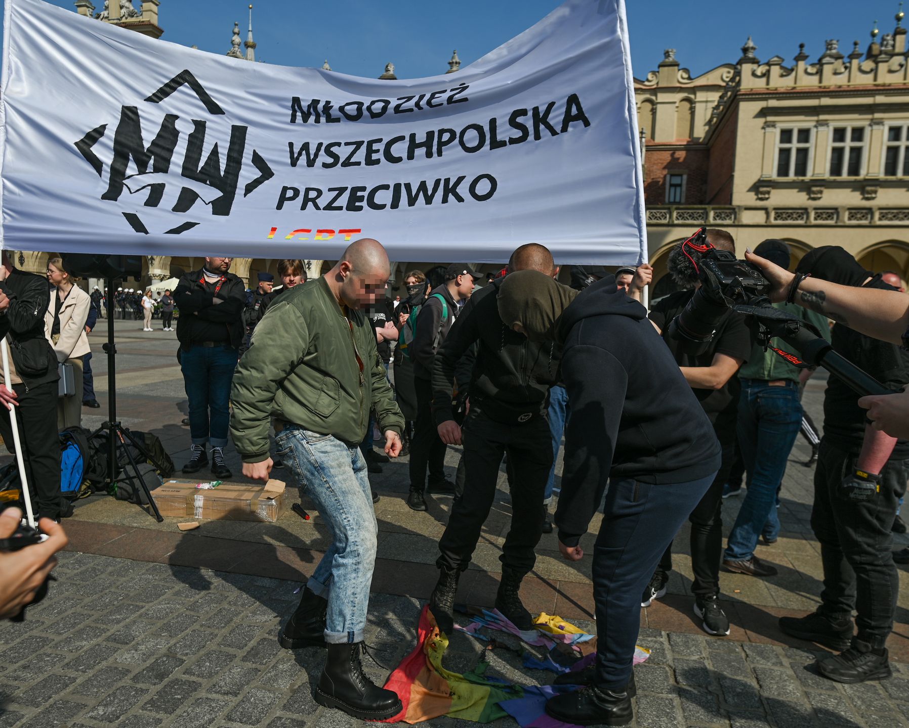 Młodzież Wszechpolska w akcji na Rynku Głównym w Krakowie, maj 2023 r.