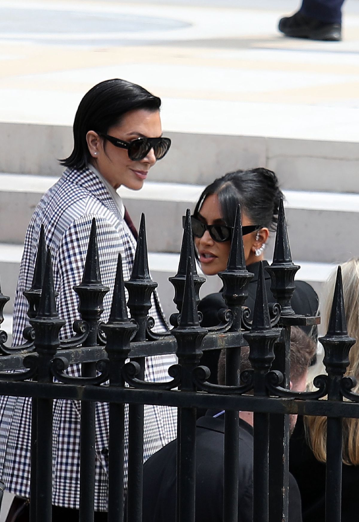 Kim Kardashian maszeruje w towarzystwie Kris Jenner do paryskiego sądu, by złożyć zeznania ws. napadu sprzed dziewięciu lat