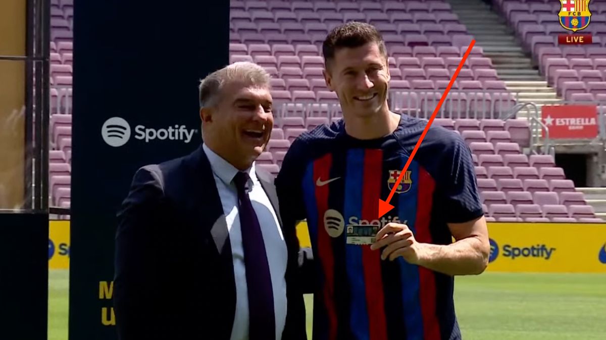Zdjęcie okładkowe artykułu: YouTube / FC Barcelona / Joan Laporta wręcza prezent Robertowi Lewandowskiemu