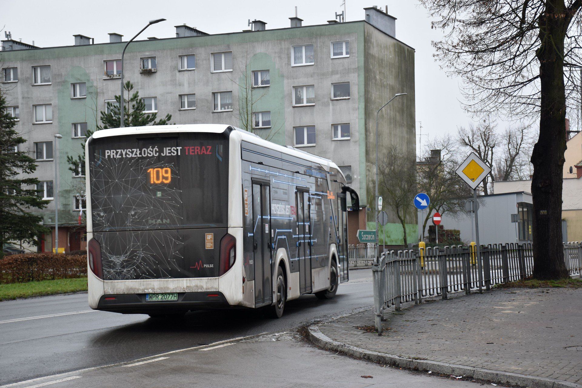 W grudniu 2021 roku na ulicach Polic był testowany elektrobus. To produkowany seryjnie od października 2020 w fabryce MAN Bus w Starachowicach autobus miejski man Lion&#39; s City E z napędem elektrycznym. W przyszłym roku SPPK chce ogłosić przetarg na zakup pięciu autobusów elektrycznych