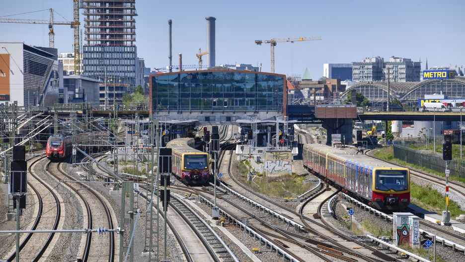 Nz. stacja S-Bahnhof Warschauer Strasse w Berlinie