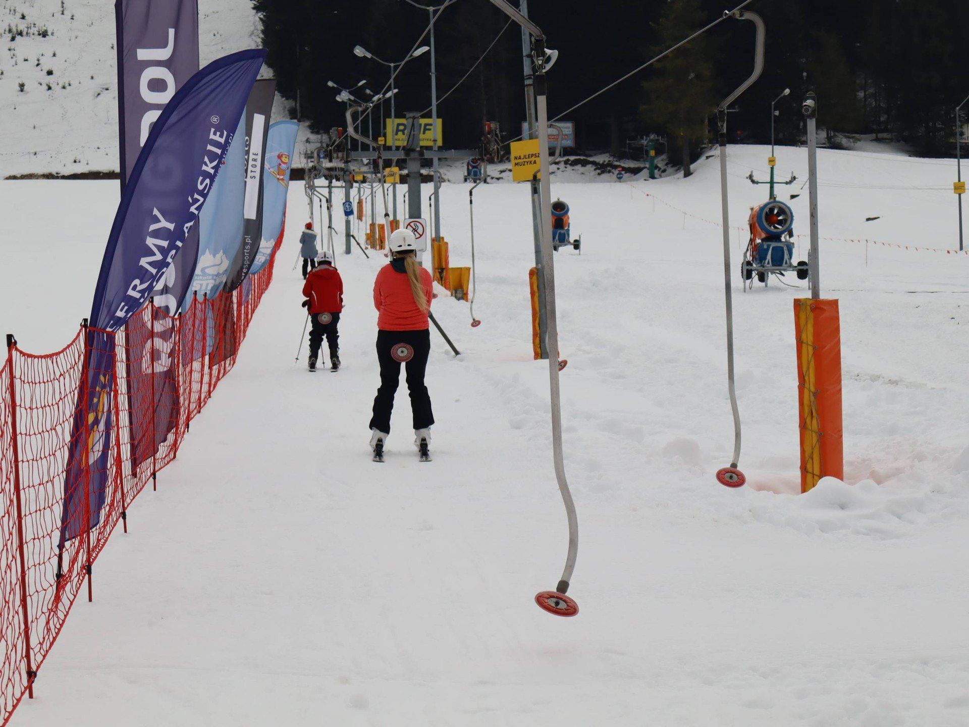 Narciarze pod Nosalem i Wielką Krokwią w Zakopanem