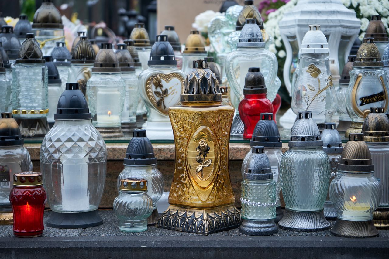 Ten znicz kosztuje ponad 200 zł. Oto jak wygląda