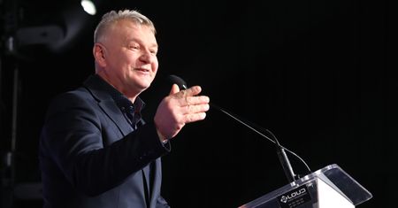 Jawnie popiera Putina i Łukaszenkę. Chce być prezydentem Polski