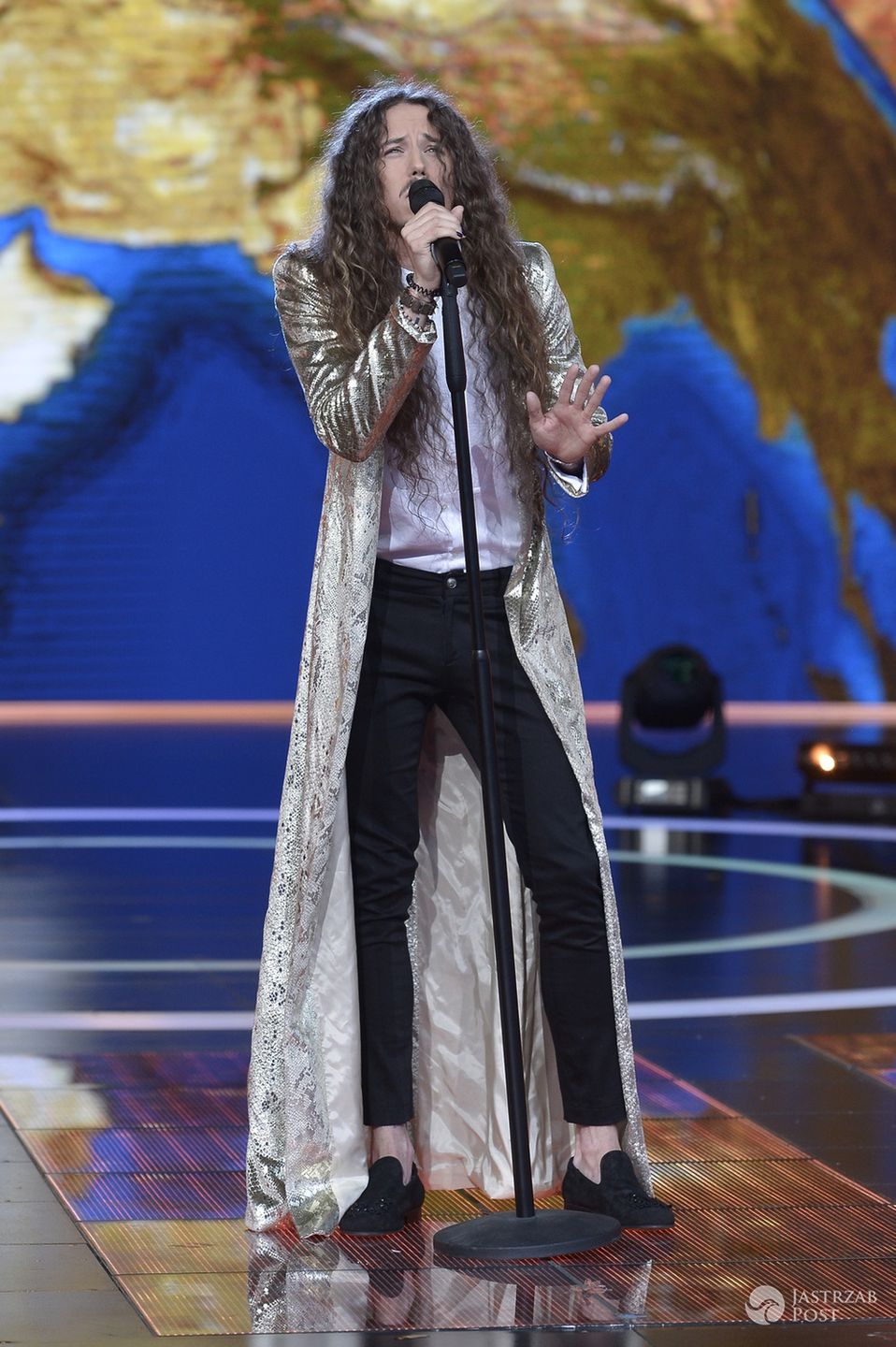 Koszula: Diesel Black Gold, płaszcz: La Metamorphose. Michał Szpak, dzień drugi festiwalu Opole 2016 (fot. AKPA)