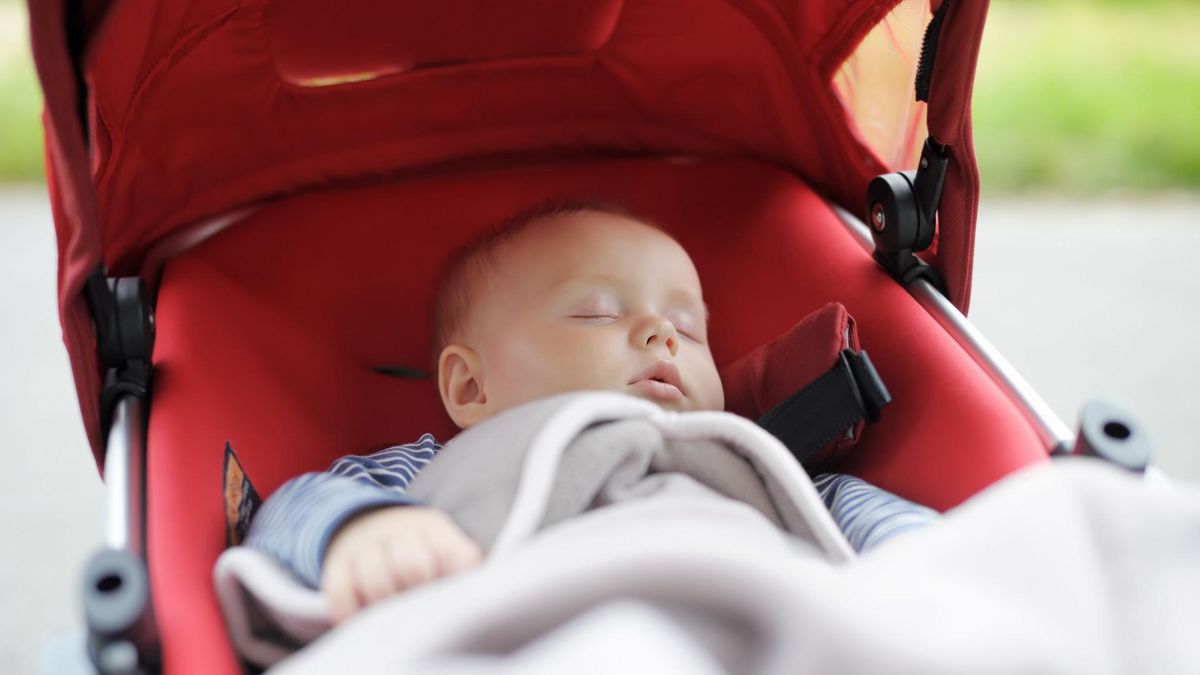 Nie zakrywaj wózka pieluchą tetrową. Pediatrzy ostrzegają (WIDEO)