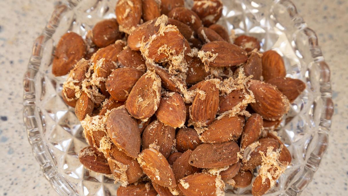 Nadmierne podjadanie migdałów może powodować m.in. problemy trawienne