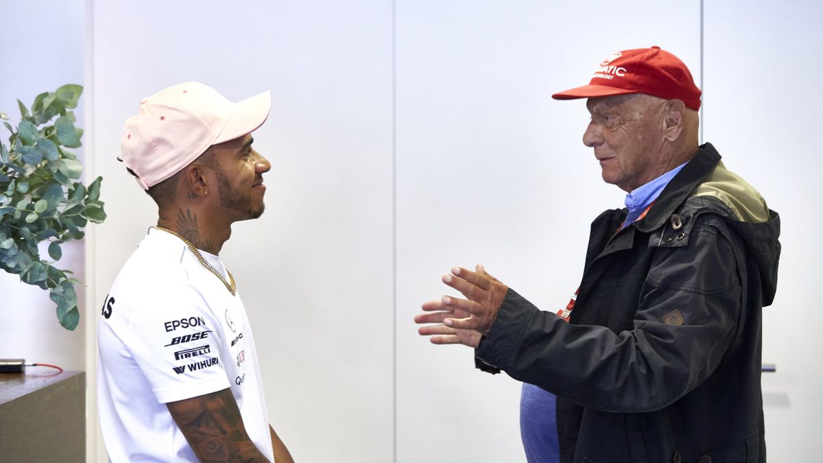 Lewis Hamilton w rozmowie z Nikim Laudą (po prawej)