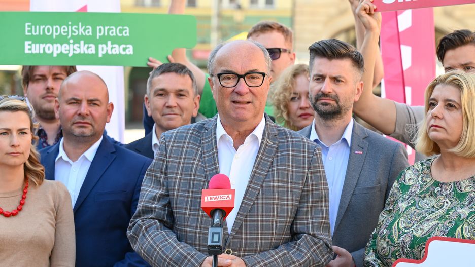 Wrocław, 16.05.2024. Kampania wyborcza do Parlamentu Europejskiego. Wicemarszałek Sejmu RP, współprzewodniczący Nowej Lewicy Włodzimierz Czarzasty (C) oraz wiceminister sprawiedliwości Krzysztof Śmiszek (2P) na konferencji prasowej Koalicyjnego Komitetu Wyborczego Lewica na Rynku we Wrocławiu, 16 bm. (aldg) PAP/Maciej Kulczyński