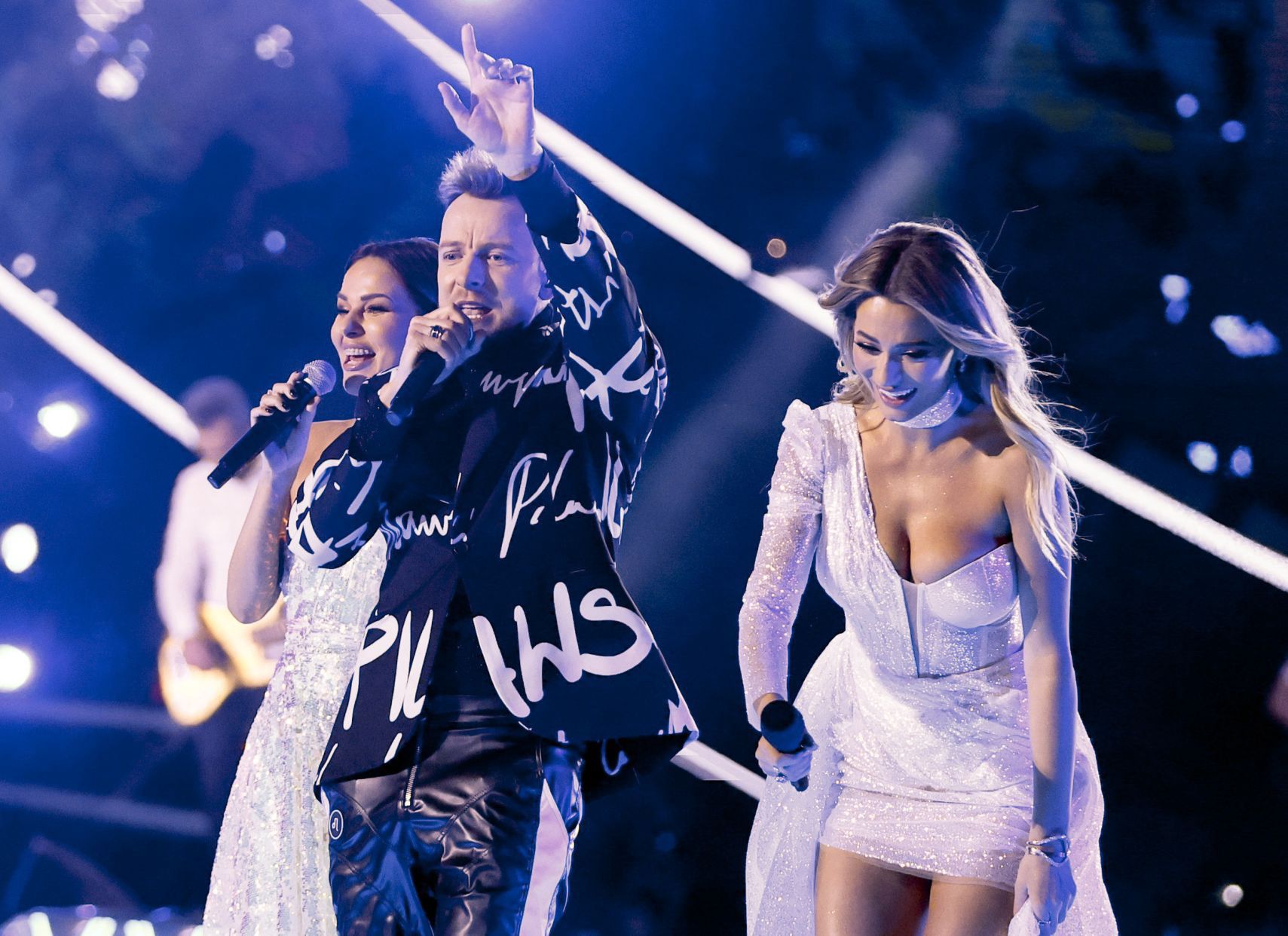 scena z: Paulina Sykut-Jeżyna, Piotr Kupicha, Marcelina Zawadzka, SK:, , fot. AKPAKoncert Sylwestrowy, piosenkarz, Polsat, sylwester, Sylwester 2022/2023, Sylwestrowa Moc Przebojów, Sylwestrowa Moc Przebojów 2022, Sylwestrowa Moc Przebojów z Polsatem 2022, wokalista, koncert, Paulina Sykut-Jeżyna, Piotr Kupicha, Marcelina Zawadzka