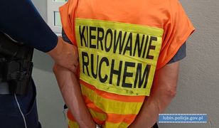 Kierował ruchem na drodze. Był kompletnie pijany