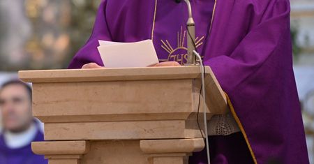 Katolicy jak zwierzęta w zoo. "Początek agonii" religii w Polsce