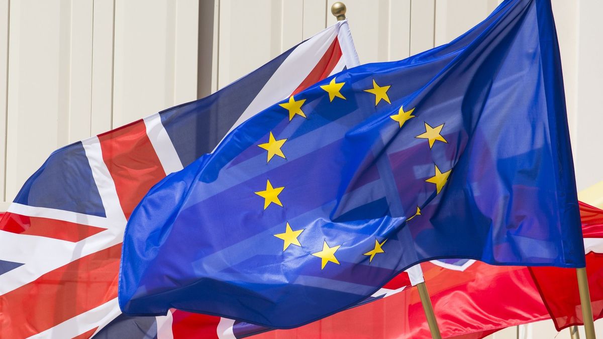 Ograniczenie praw i zamknięcie granic to nie jedyny problem Polaków na Wyspach.