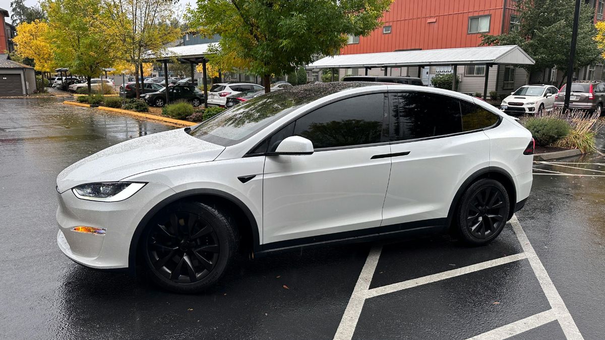 Akcje Tesli zanotowały gwałtowny spadek - co jest przyczyną?