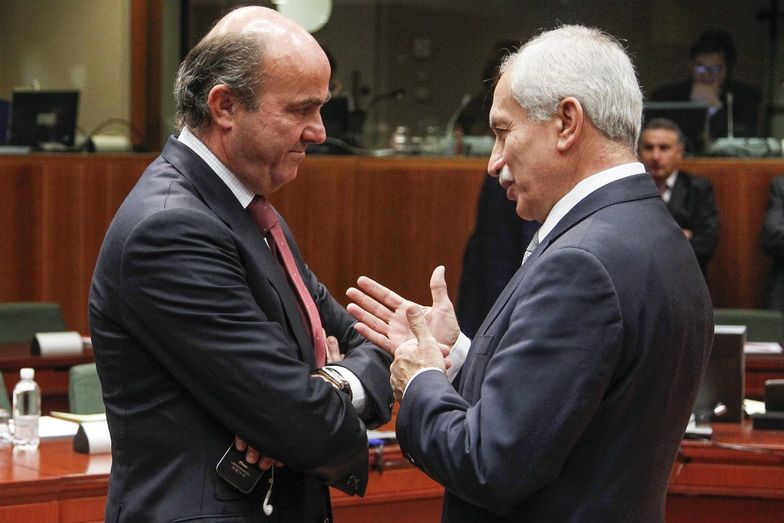 Minister gospodarki Hiszpanii Luis de Guindos<br /> i cypryjski minister finansów Wasos Sziarlis