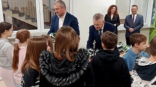 Bezpieczna jazda na rowerze. Kaski dla uczniów w Goraju