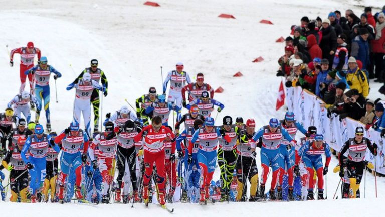 zawodnicy startujący w biegach narciarskich