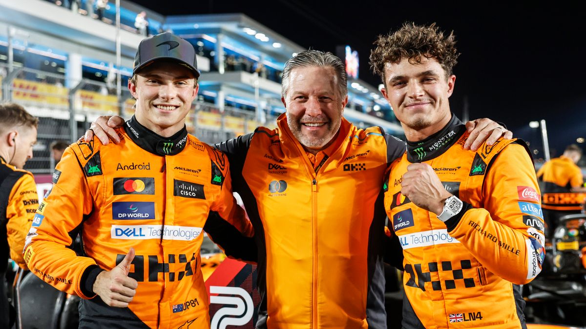 Materiały prasowe / McLaren / Na zdjęciu: od lewej Oscar Piastri, Zak Brown i Lando Norris