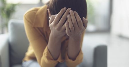 Poszła na terapię, wyszła z depresją. Tak leczą fachowcy z internetu