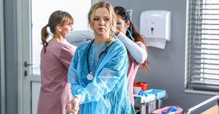 Pielęgniarka wskazuje kardynalny błąd w serialu "Szpital św. Anny". "Dla prawdziwego chirurga to horror!"