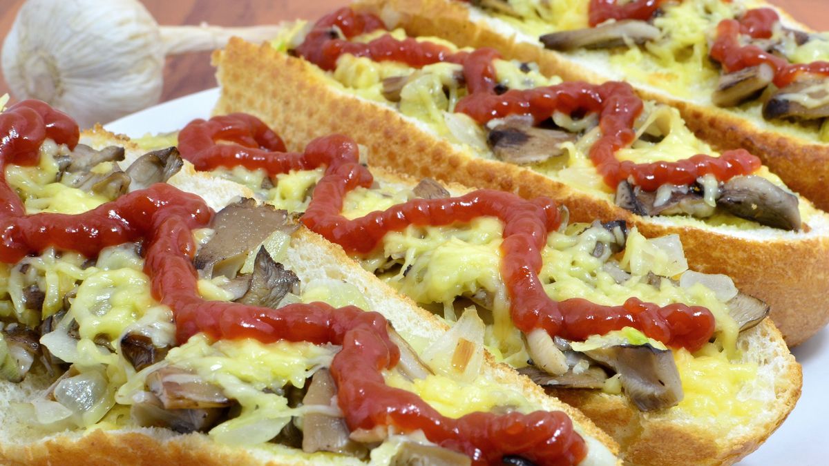 Zapiekanka z pieczarkami - Pyszności