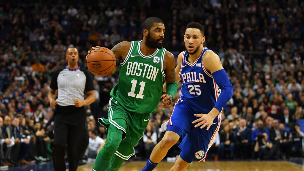 Getty Images / Dan Mullan / Na zdjęciu: Kyrie Irving (z piłką) i Ben Simmons