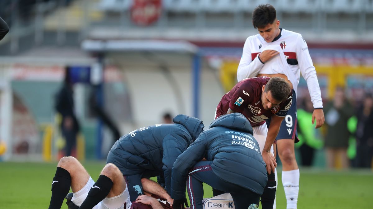TURIN, ITALY - DECEMBER 21: Santiago Castro of Bologna FC reacts as Sebastian Walukiewicz of Torino FC receives treatment for an injury during the Serie A match between Torino FC and Bologna FC at Stadio Olimpico di Torino on December 21, 2024 in Turin, Italy. (Photo by Jonathan Moscrop/Getty Images)
