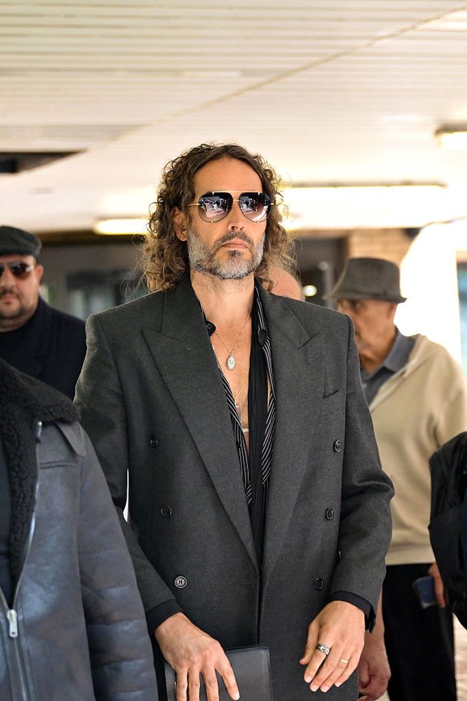 Russell Brand przed rozpoczęciem rozprawy