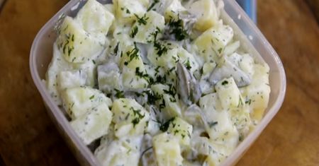 3 szybkie sałatki na grilla. Główny składnik: ziemniaki
